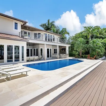 Elegant Waterfront Estate 6Br- 6.5Ba Villa